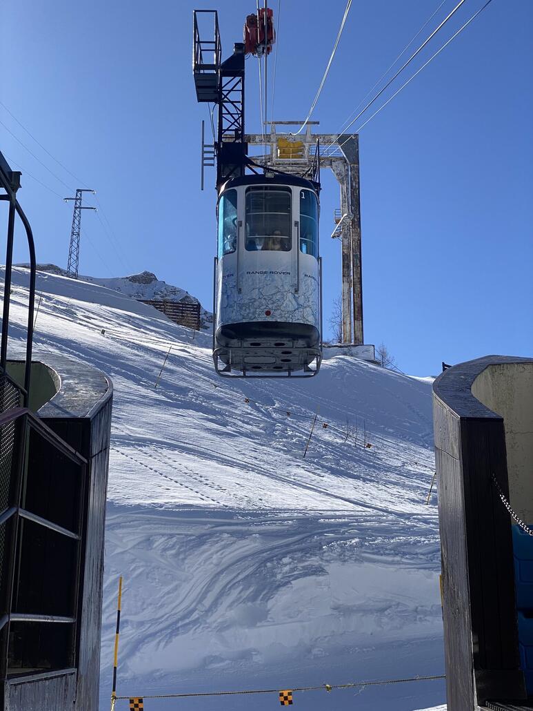 Gehört unter Heimatschutz: die klapprige PB Col Checrouit - Youla. Ohne Anstehen direkt rein.