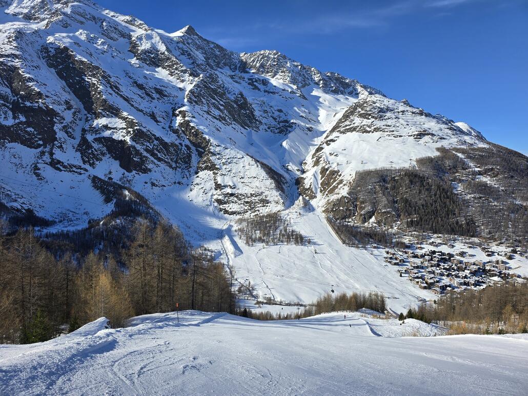 Der schwarze Steilhang der Galen am Plattjen liegt am Nachmittag in der Sonne. Die Piste ist nachmittags etwas abgerutscht aber gerade noch griffig.