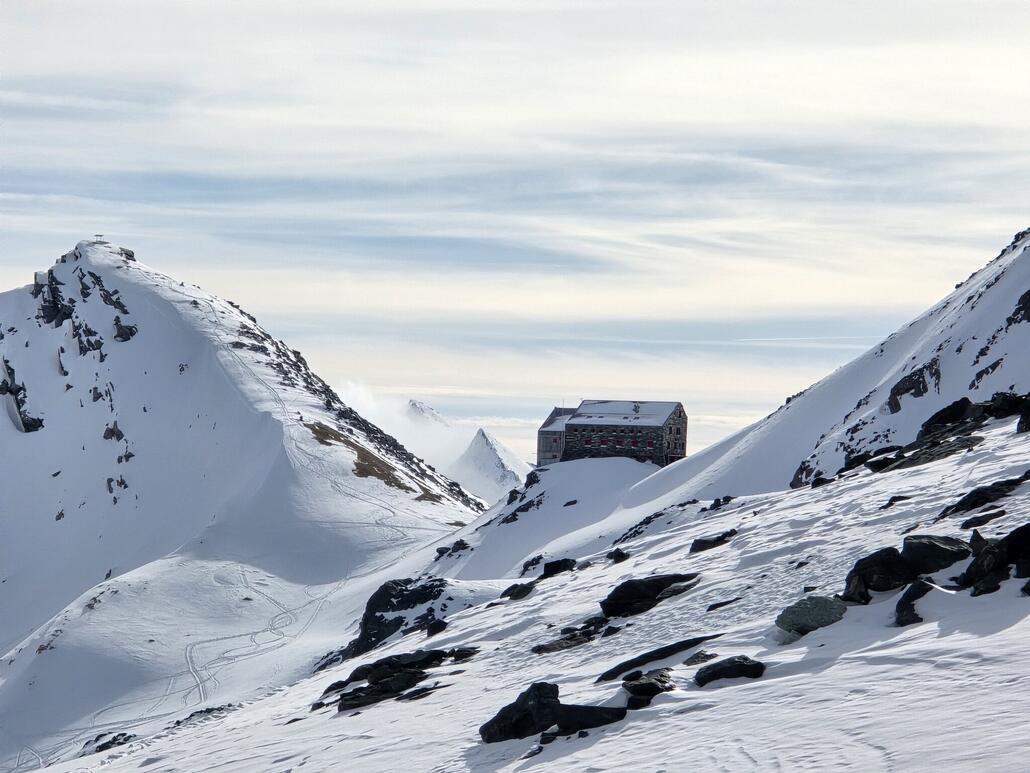 Auf der italienischen Seite drückt es den Nebel etwas hoch