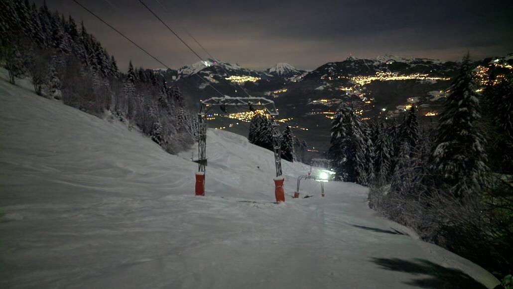 Die Strecke des unteren Skilifts. Erbaut wurde er von Skima und dreht hier seit 1962 seine Runden. Das sichtbare Licht stammt von der Stirnlampe eines anderen Skigastes. Schätzungsweise waren etwa 20 Skifahrer an den beiden Liften unterwegs.