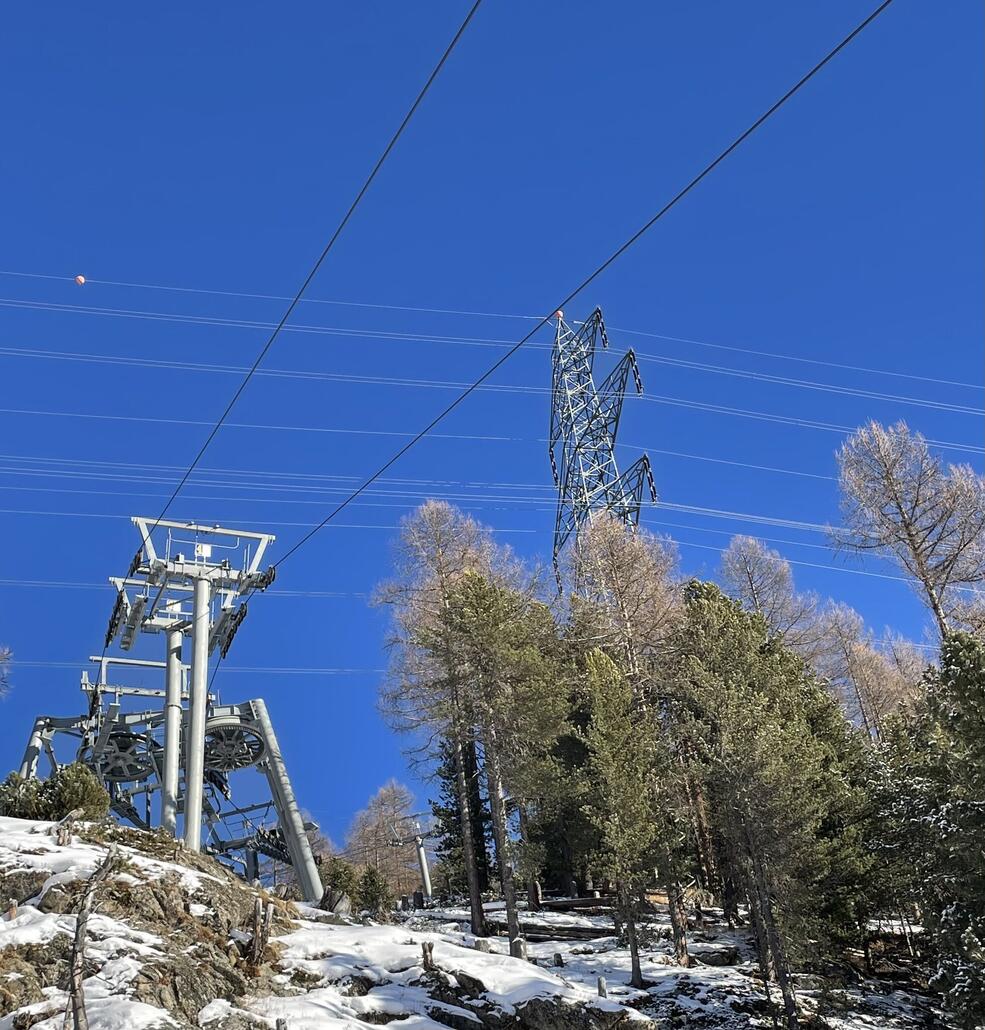 Die Sesselbahn geht darüber weiter und macht die besagte Kurve