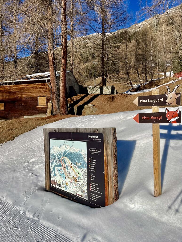 Pistenplan mit den niedlichen Pistentafeln, jede Piste hat ein Tierchen als Maskottchen.