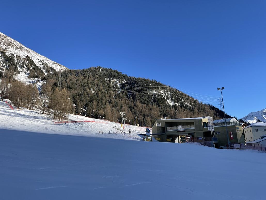 Blick hinüber zur Talstation des Ski- und Sessellifts