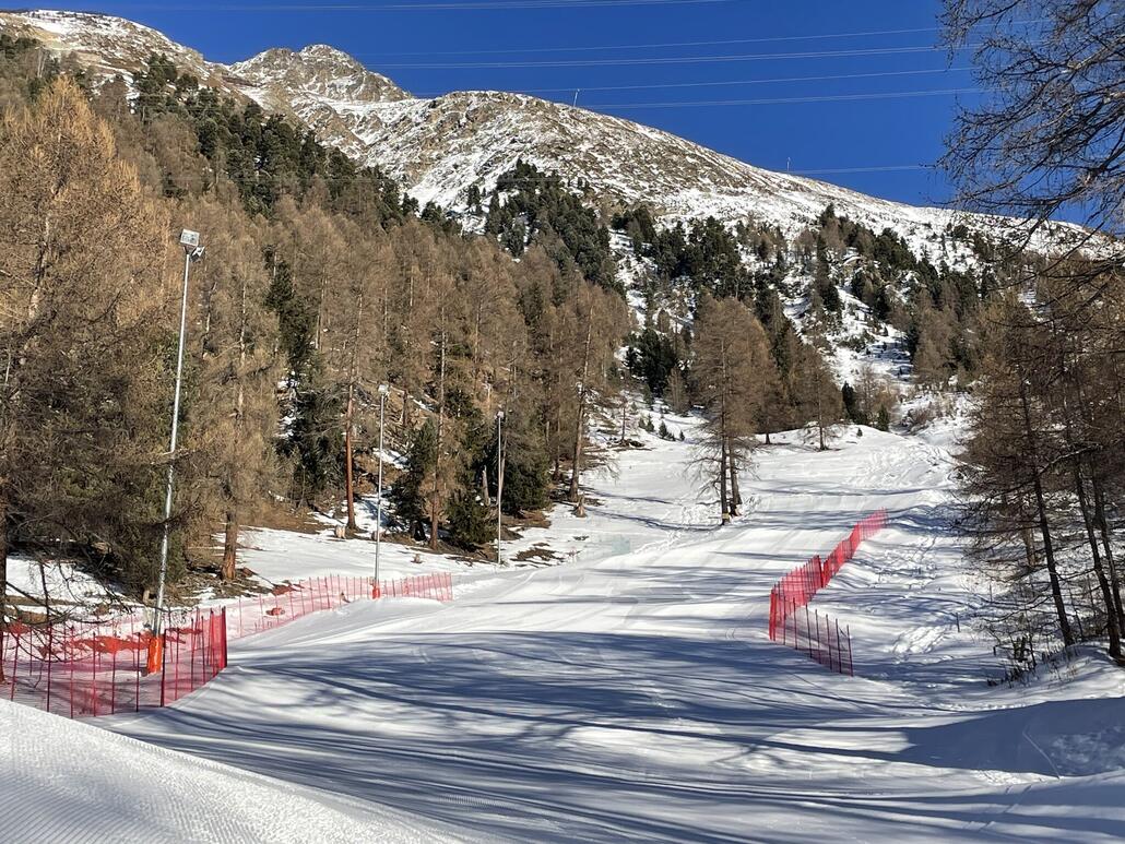 Hier würde ebenfalls die Piste vom Sessellift herunterkommen, war auch präpariert und hat Flutlicht-Anlage. Da frage ich mich für was? wenn dieser doch im Winter zu ist…