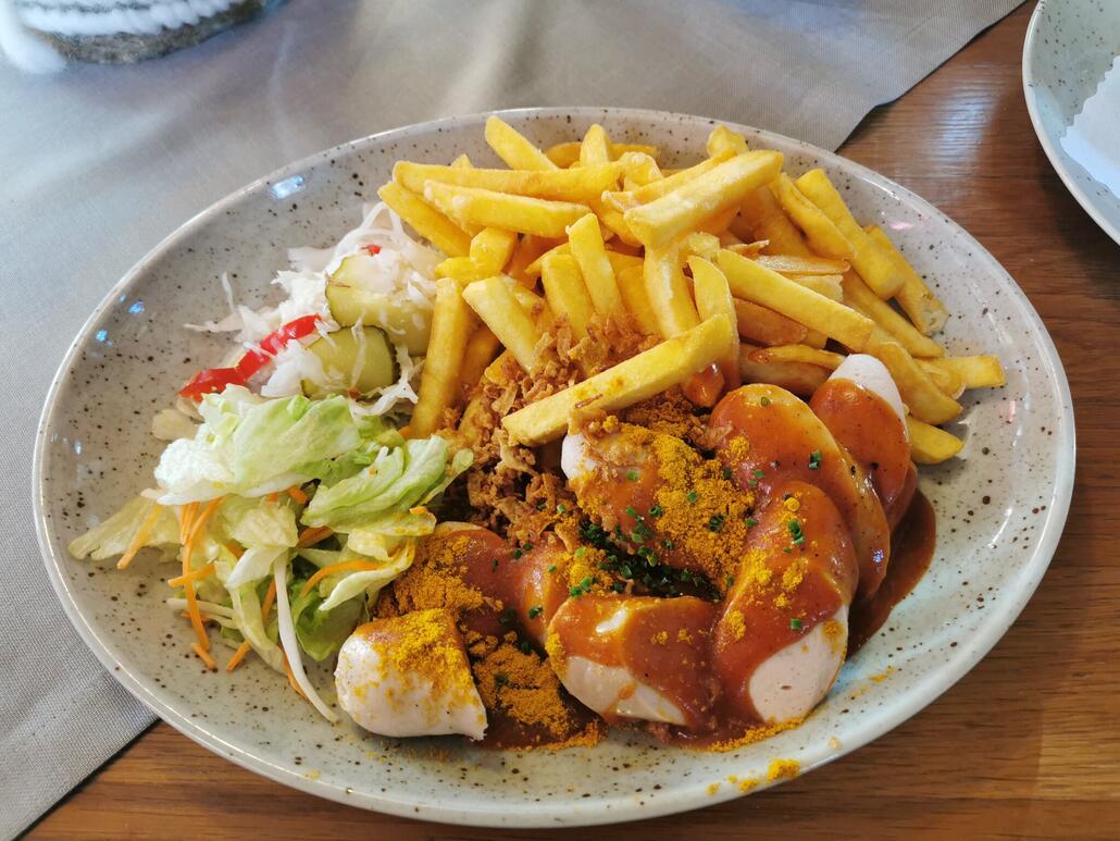 2. Currywurst für 18 Euro. Naja, speziell Currywurst hat preislich stark angezogen. Früher war das noch ein 9,90 Euro Essen. Mittlerweile mancherorts fast teurer als Schnitzel Wiener Art.