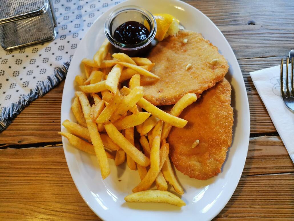 5. 20 Euro Schnitzel Wiener Art. Gut, immerhin 2 Schnitzel am Teller. Die Pommes waren jetzt nicht so der Burner. Aber in der Alten Schmiede zahlt man eh für die Inneneinrichtung mit.