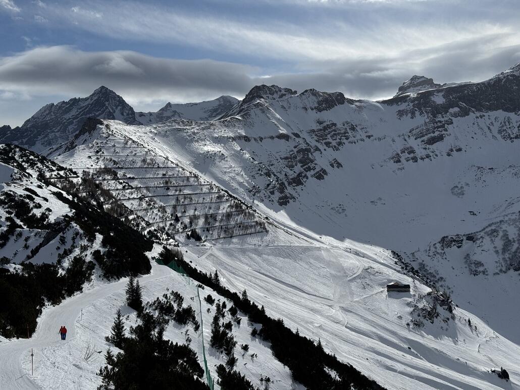 Sareis. Oben ein langer Ziehweg. Der fächert sich zu ca. 4 Einzelpisten in den von der Erosion geschaffenen Hänge auf.