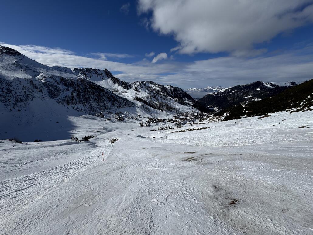 Der Preis für den schönen Naturschnee in naturbelassen Hängen: Apere Stellen. Insgesamt waren die aber die Ausnahme heute hier