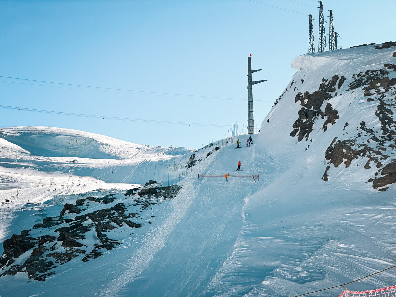 Die waren vom Zaun wohl etwas verunsichert. Nein es folgt keine Felswand...