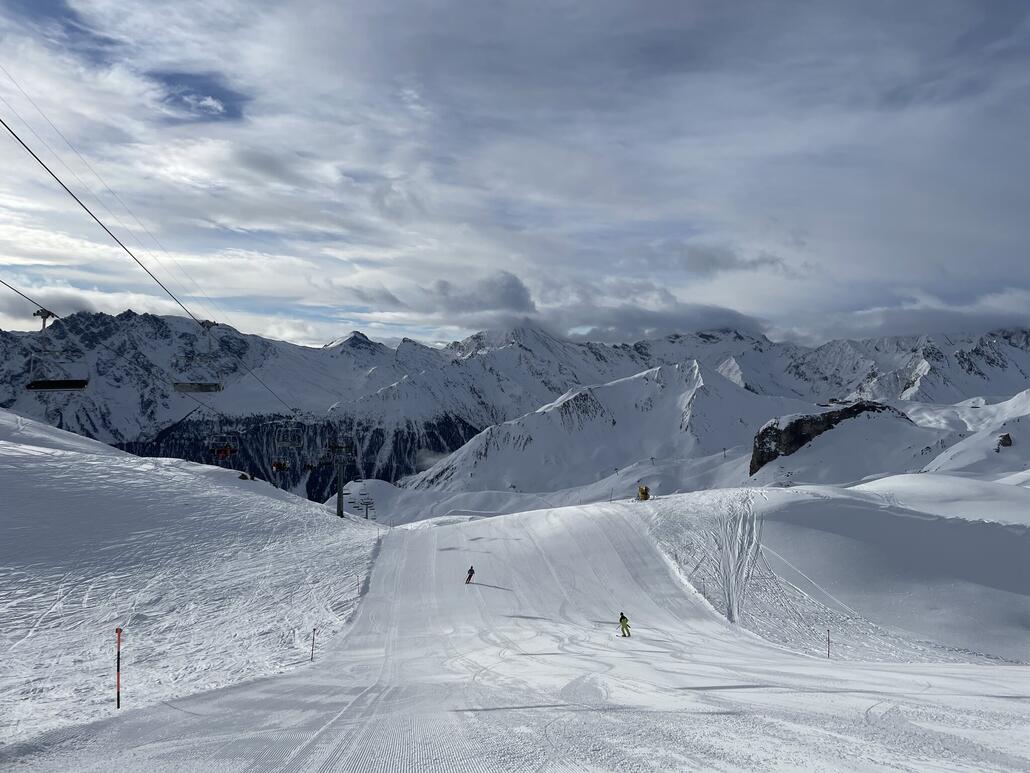 Piste am Grivalea. Einmal reicht. Vor einigen Jahren durfte ich einen Abend in einem Pisten Bully mitfahren. Damals präparierte der Fahrer, zufälligerweise der Chef Fahrer,  unter anderem diese Abfahrt.