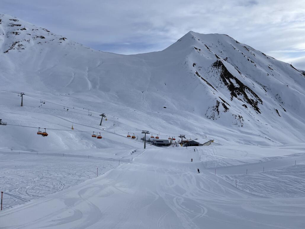 Muller. Ich kann wohl an zwei Händen abzählen, wie oft ich die direkte Piste gefahren bin. Schade eigentlich. Denn sie macht Spass, ist leider jedoch sehr kurz. Für eine rote Abfahrt ist sie relativ steil.