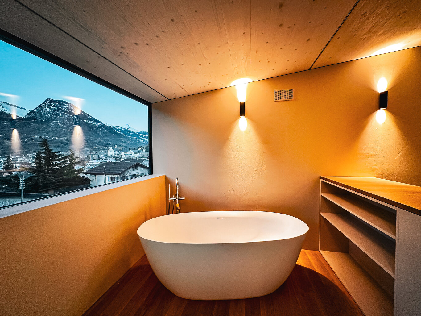 Fehlt nur der Blick aufs Matterhorn. Aber die Bauherrschaft ist mit dem Belalpblick mehr als zufrieden