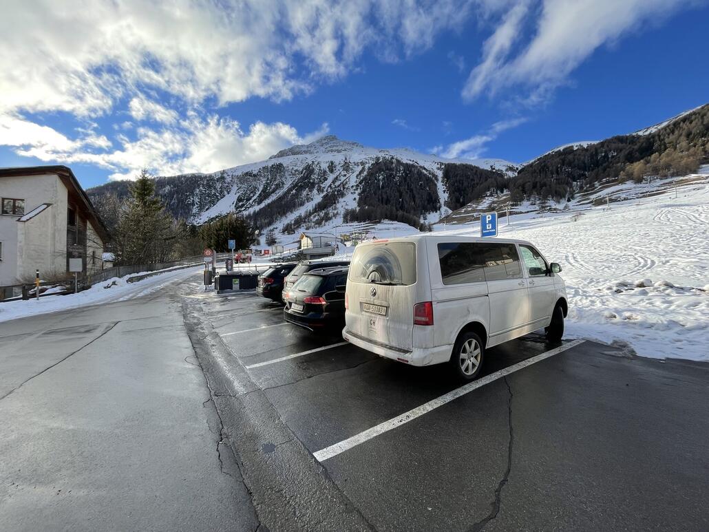 Teurer Parkplatz direkt bei der Talstation, soweit ich im nachhinein gesehen habe hätte es auch noch einen Parkplatz bei der Kirche San Peter. Ich weiss allerdings nicht ob dieser kostet oder nicht. Per Schlittelpiste ist er auf jeden Fall ans Gebiet angeschlossen.