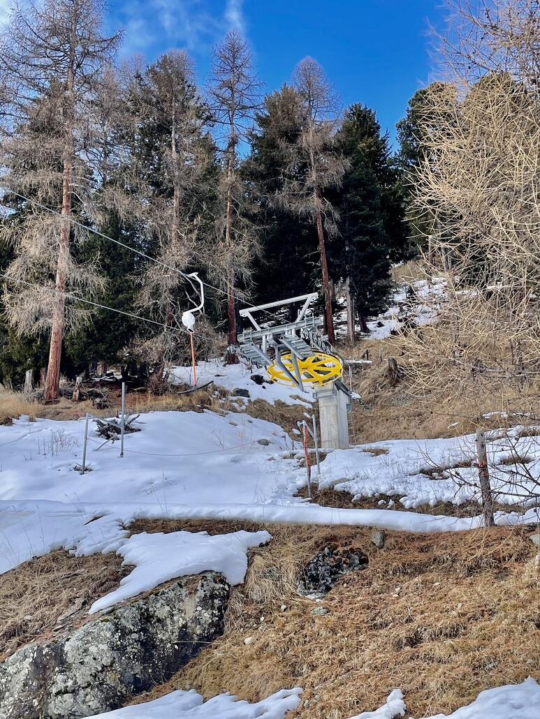 Bergstation im Hang oben, es hat wenig Schnee wie selten. (oder noch nie?¿)