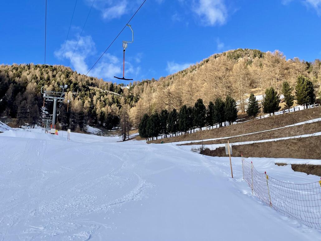 Im oberen Teil kreuzt die Piste den Skilift.