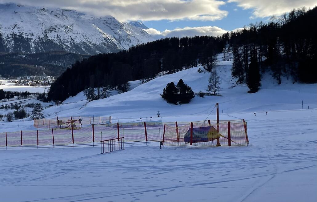 Am Ende der breiten Schlusspiste befindet sich ein normaler Seillift, ein Ponylift mit Bügeln sowie das sehr lange Förderband direkt neben dem Skilift.
