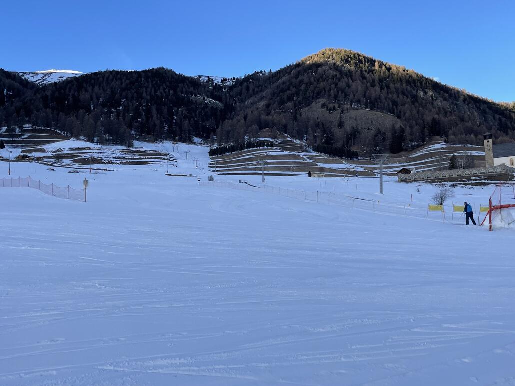 Mit Blick auf die breite Schlusspiste verlassen wir das schöne Minigebiet.