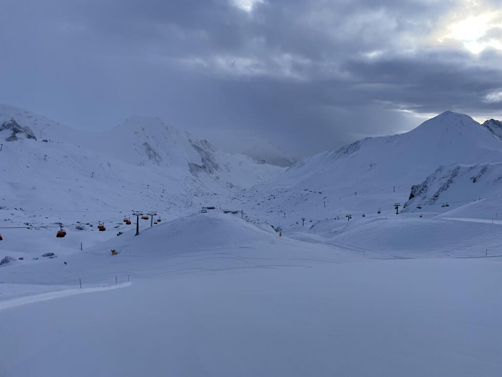 In der Nacht von Dienstag auf Mittwoch schneite es ein bisschen. Daher war die erste Abfahrt am Flimsattel genial schön. Interessanterweise hielt sich die Buckelbildung im Verlauf des restlichen Tages stark in Grenzen.