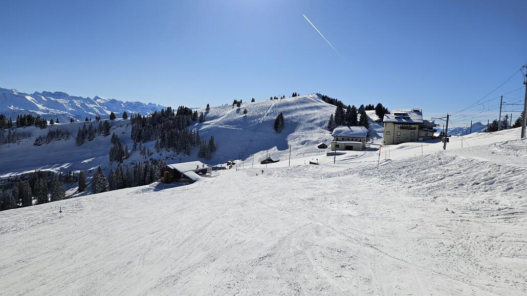 Bergstation mit Blick zum Skilift Rotstock