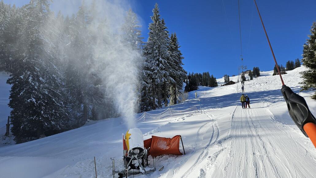 Eine moderne Schneekanone war im unteren Bereich durchgehend in Betrieb