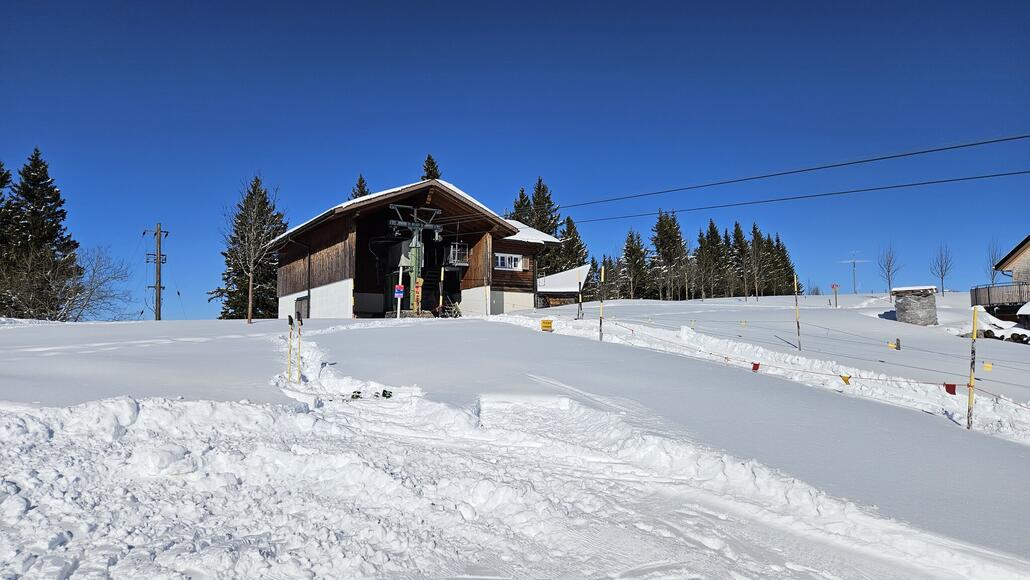 Hübsche Bergstation vom Skilift