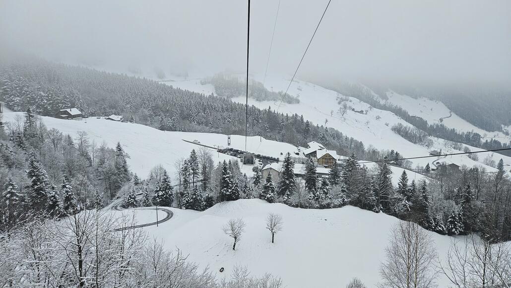 Ca. 10cm Schnee im unteren Teil ohne Unterlage reichten gleich so knapp um bis zur Talstation zu kommen