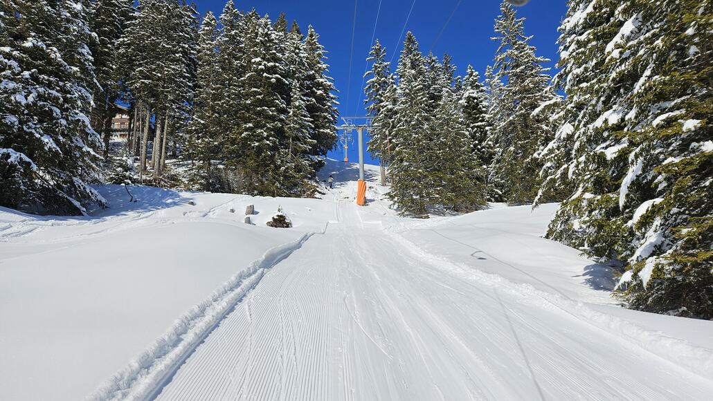 Die Mitarbeiter waren fleissig damit beschäftigt, Schnee aufs Trasse zu schaufeln