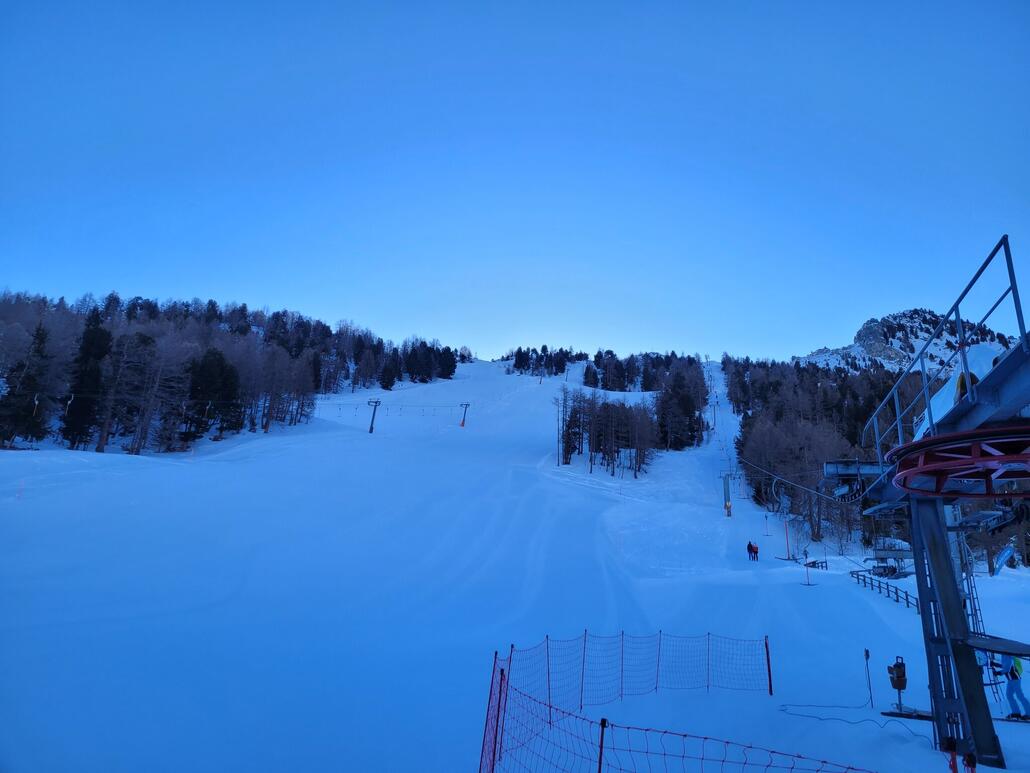 Nach Auffahrt mit der Seilbahn um 08.30 angekommen am Plateau mit Blick auf die Schlepplifte Furggen 1 und 2. Morgens liegt das gesamte Gebiet wegen der Ausrichtung nach Westen noch im Schatten