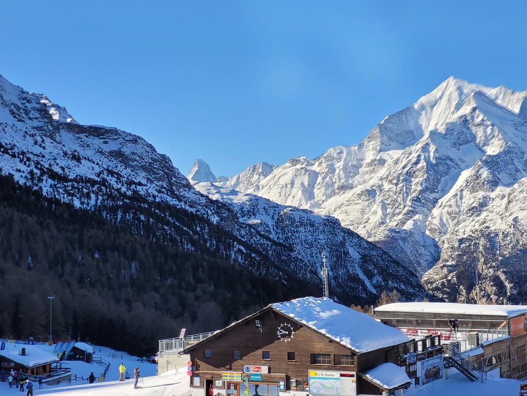 Das Gebiet bietet ein tolles Rundumpanorama, hier mit Blick auf Matterhorn und Weisshorn