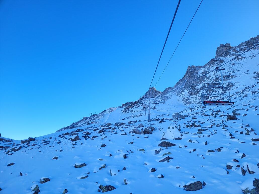 Am Seetalhorn. Kaum zu glauben, dass hier laut einem älteren Bericht in früheren Zeiten ausreichend Schnee lag, um "überall abzufahren". Das Terrain hier sieht nicht wirklich geeignet für Skipisten aus