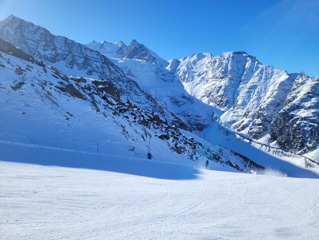 Abfahrt nach Plattja mit Blick auf die Reste des Riedgletschers. Zwar toll gelegene Pisten, jedoch durchwegs sehr schmal. Obwohl gestern nicht viel los war wäre ich ungern hier wenn es auch nur ein wenig voller wäre