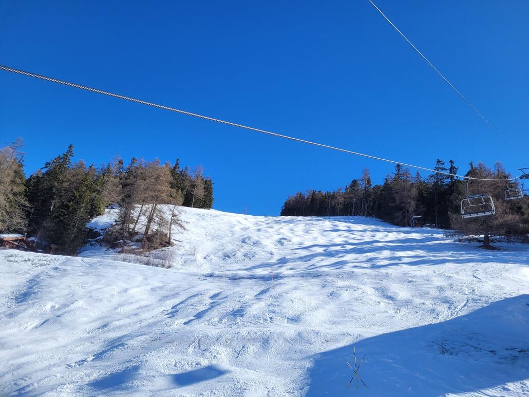 Eine Päparation wäre momentan aber auch schwierig, es fehlt Schnee. An vielen Stellen kommen Sträucher durch, Steine zum Glück nur sehr begrenzt heute.