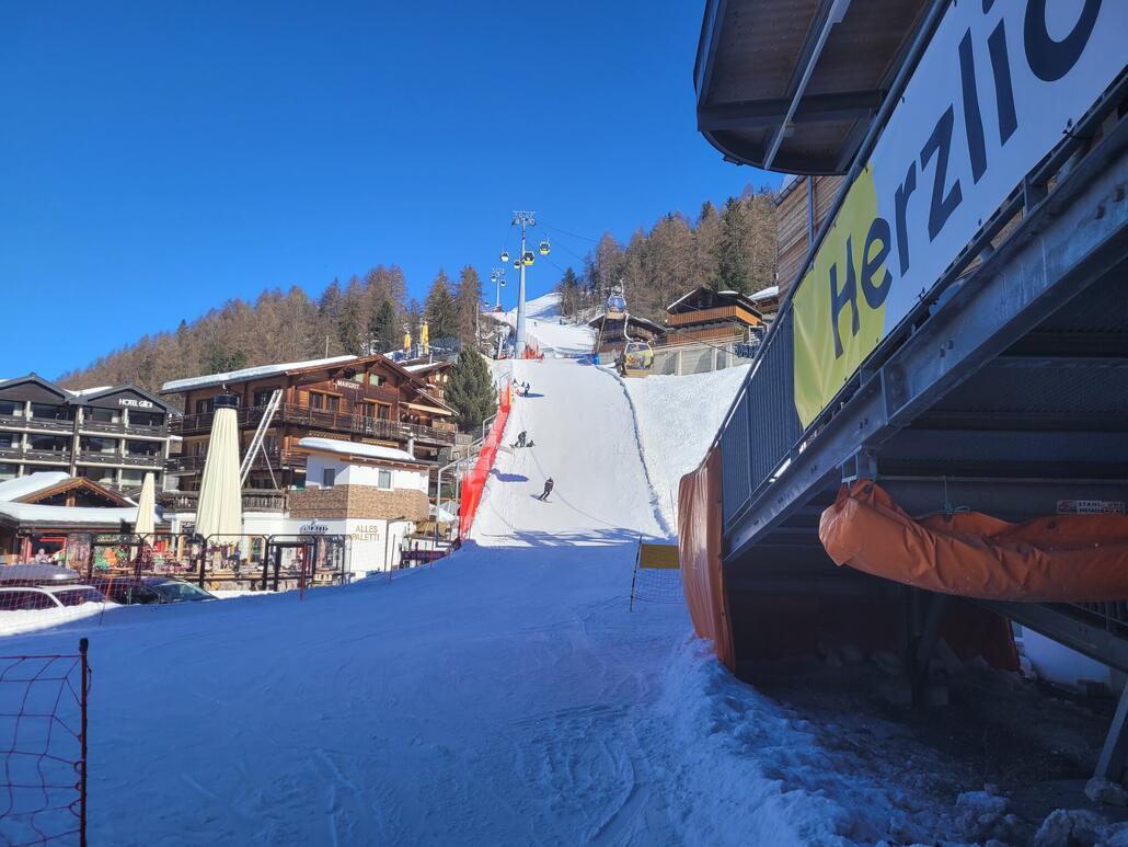 Leider meine einzige Aufnahme der meiner Meinung nach besten Piste - der Talabfahrt. Durchwegs unterhaltsam trassiert und lädt zum schnellen Fahren ein.<br />Die Seilbahn hat mehrere Gondeln mit Märchenmotiven, in denen dann das jeweilige Märchen erzählt wird.<br />Für uns gab es einen Refresher der Bremer Stadtmusikanten. Das ganze gestaltet sich deutlich angenehmer als zb in der Almbahn in Fiss. Während man dort gefühlt sein eigenes Wort nicht mehr verstehen konnte, war das hier in angenehmer Lautstärke