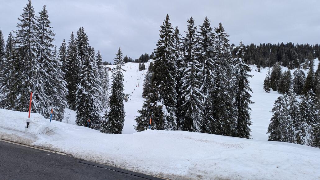 Kurz vor der Passhöhe muss man die Straße überqueren, im Hintergrund schon die Schlepplifte der Passhöhe Ibergeregg