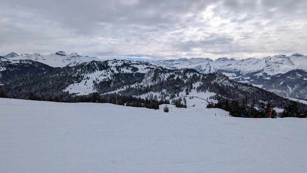 Tolle Pisten hier oben in der Mythen Region, am Lift höchstens 1 Minute warten und dafür schöne leere gut präparierte Pisten!