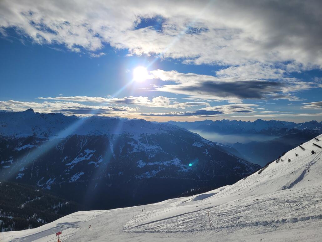 Im menschenleeren Gebiet dann nach dem letzten Lift die lange Abfahrt zum Auto. Die rote 26 "Combe des Arolles" war noch sehr gut in Schuss