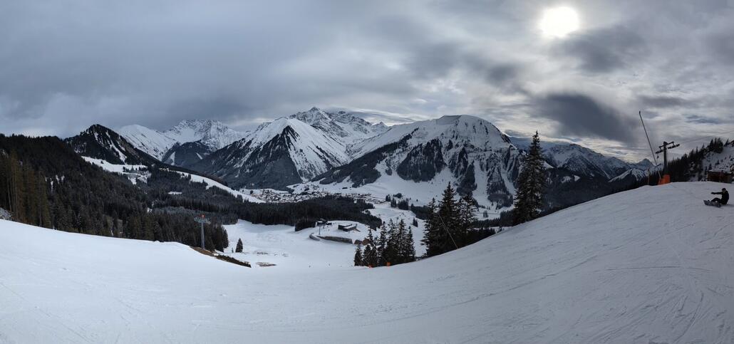 Blick auf dessen Pisten, alle Leute waren nur auf der Piste am Sessel unterwegs
