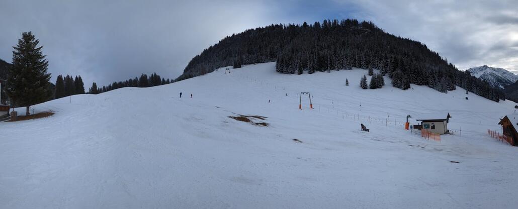 Schneearme Abfahrt in Rinnen