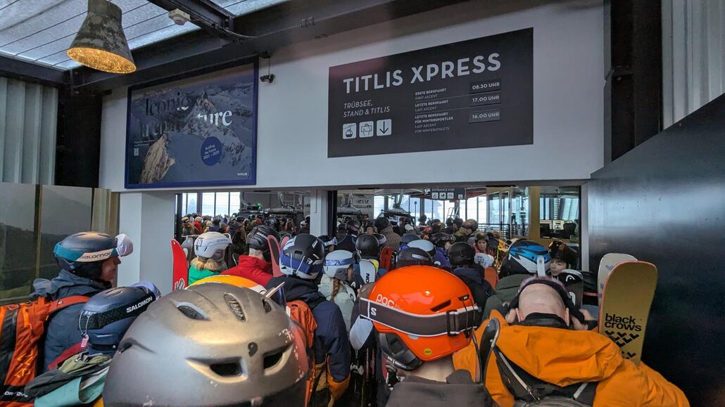 Morgens bildet sich eine zwar nur moderate Schlange, vlt etwa 5 bis 10 Minuten, aber als ich dann schließlich zum Einstieg vor komme, sehe ich dass due 8er Kabinen maximal zu 6 Personen und Teils nur zu 4 Personen gefüllt sind!<br />Und als ich allen 3 Mitarbeitern dann freundlich gesagt habe, sie sollen entweder beim Einstieg drauf suchten dass die Kabinen voll gemacht werden, oder einen Single Eingang aufmachen, bei dem dann einzelne Leute die Gondeln füllen könnten, würde mir empfehlen einfach nicht mehr wieder zu kommen! Eine pure Unverschämt!