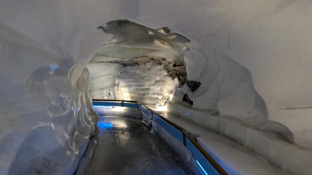Eisgrotte, ganz schön gemacht und inklusive! Relativ hohe Nah- und Fernost Dichte hier oben  :D