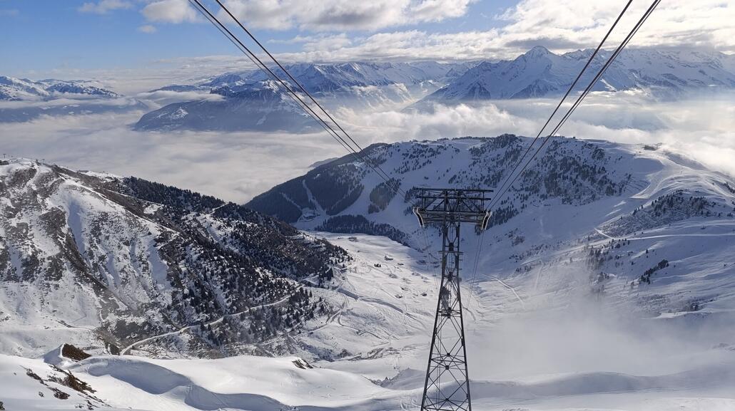 In Mayrhofen in den zustiegstau gekommen, aber mit "aktivem Anstehen" gut durch.<br />Keine Zeit verschwendet und direkt zum 150iger.. Noch wenig los. Direkt eingestiegen, darum Blick von Oben.