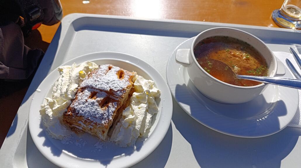 Kaspressknödel und Apfelstrudel mit Sahne: 9€