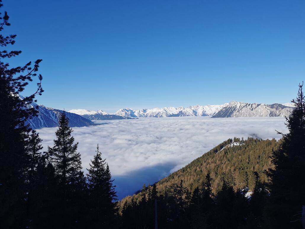 1. Bereits über den Wolken in Hochoetz.