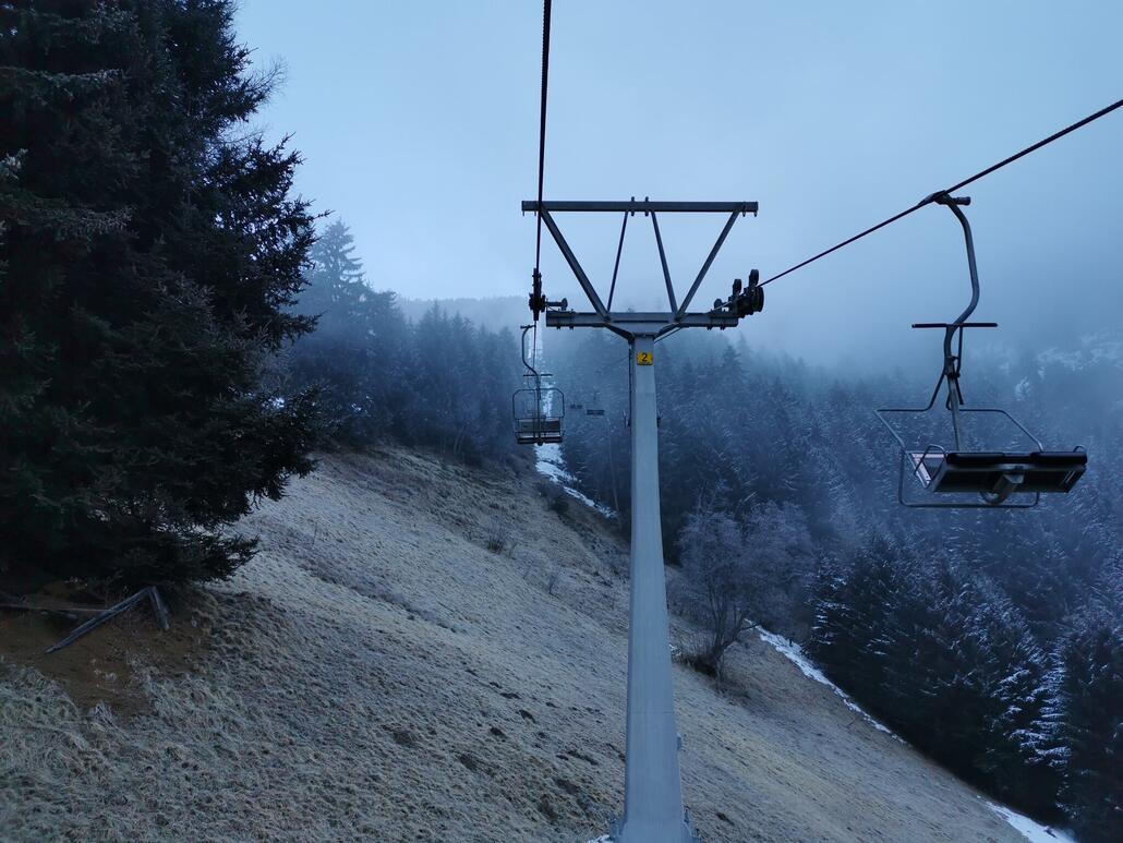 2. Und natürlich muss ich gleich die nostalgische Acherkogel DSB fahren. Es ist zwar etwas frisch, aber die Abfahrt runter gefällt. Und die Bahn sowieso. Sogar mit etwas bequemerer Sessel Polsterung. Wurde wohl einmal nachgerüstet.
