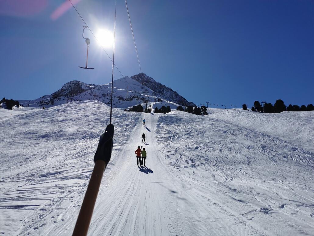 6. Sprung nach Kühtai. 15 Minuten Bus ab Ochsengarten. Hier im Alpenrosenlift.