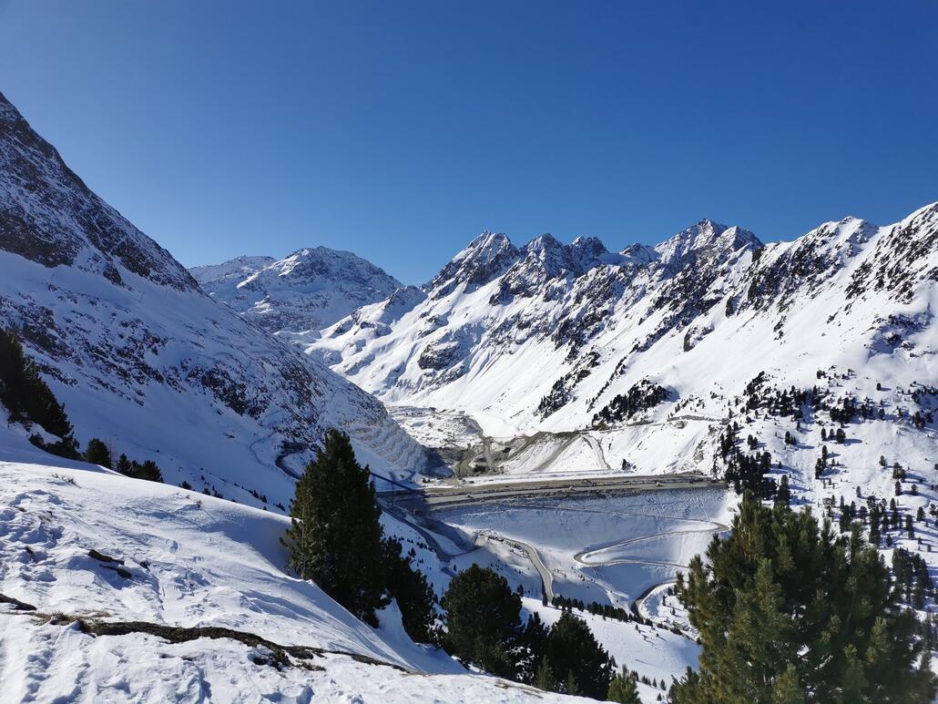 9. Und natürlich darf ein kurzer Blick auf die aktuelle Speicherseebaustelle nicht fehlen. Es herrscht ordentlicher Betrieb trotz Winter. Aber gut, Naturschnee liegt nicht viel.