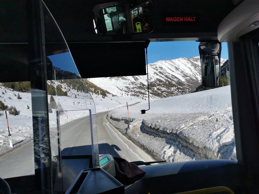14. Und schon ist der Skitag auch wieder vorbei. Jetzt kommt noch die Panoramabusrundfahrt durchs Sellraintal bis nach Innsbruck. Leider komplett überfüllter Bus. Nur noch einen Stehplatz bekommen. (Man sollte wohl bestmöglich ein paar Haltestellen früher einsteigen.)