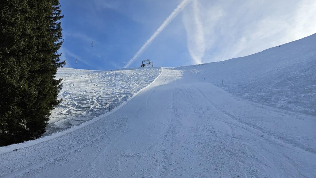 Schwarzer Starthang, welcher neu präpariert wird, dank Seilwinde