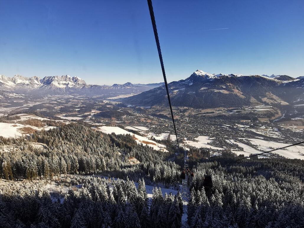 1. Auch heute erfolgte die Anreise per Öffi. Aber was will man mehr, wenn die Gondel direkt neben dem Bahnhof liegt.