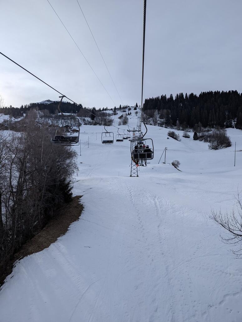Einstieg via Valata. Die Schneelage ist eher dünn.